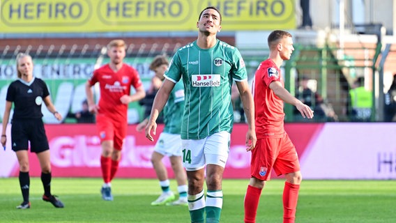 Lübecks Cyrill Akono ist enttäuscht. © IMAGO / Lobeca 