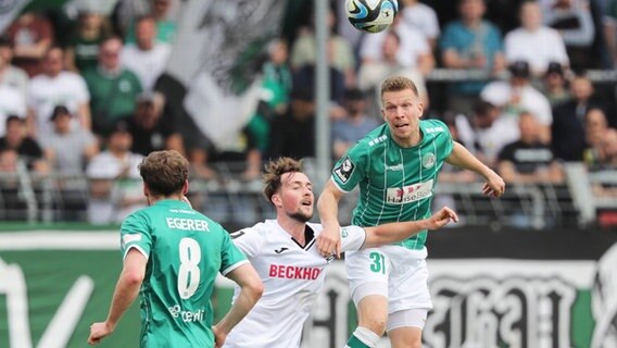 Lübecks Janek Sternberg (r.) und Verls Yari Otto kämpfen um den Ball. © IMAGO / Nordphoto 