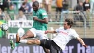 Lübecks Daouda Beleme (l.) und Verls Niclas Nadj kämpfen um den Ball. © IMAGO / Nordphoto 