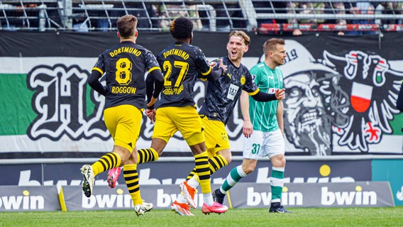 Dortmunds Spieler bejubeln einen Treffer © Imago Images Foto: Marcel von Fehrn EP_MFN