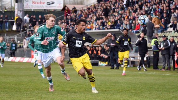 Lübecks Jannik Westphal (l.) im Zweikampf mit Dortmunds Paul-Philipp Besong © Imago Images Foto: xIMAGO./Lobeca/RobertoxSeidel,xAllxrightsxnotxspecificallyxgrantedxarexreserved.x