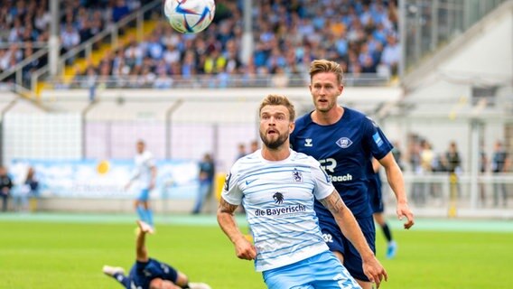 Oldenburgs Oliver Steurer (hinten) und Münchens Yannick Deichmann kämpfen um den Ball. © IMAGO / kolbert-press 