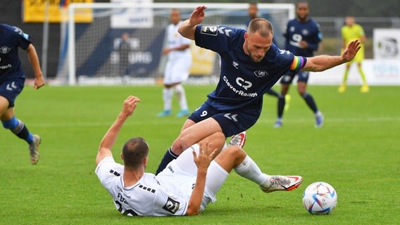 Oldenburgs Max Wegner (r.) und Bayreuths Steffen Eder kämpfen um den Ball. © IMAGO / Nordphoto 