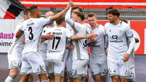 Oldenburgs Spieler bejubeln einen Treffer. © IMAGO / Eibner 