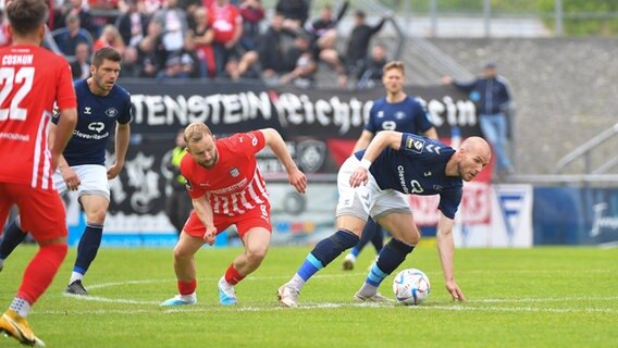 Oldenburgs Manfred Starke (r.) und Zwickaus Jan-Marc Schneider kämpfen um den Ball. © IMAGO / Nordphoto 