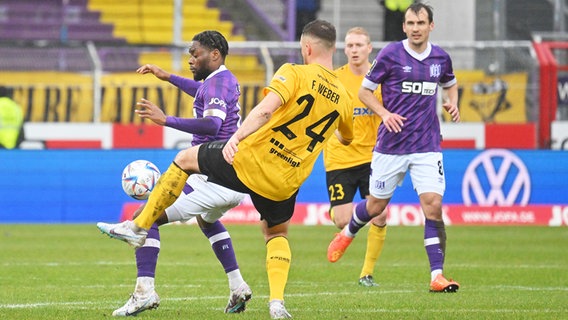 Osnabrücks Ba-Muaka Simakala (l.) und Bayreuths Felix Weber kämpfen um den Ball. © IMAGO / Eibner 