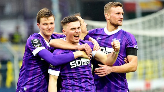 Osnabrücks Spieler bejubeln einen Treffer. © IMAGO / pmk 