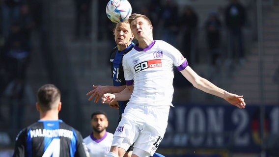 Osnabrücks Lukas Kunze (r.) und Mannheims Bentley Baxter Bahn kämpfen um den Ball. © IMAGO / HMB-Media 