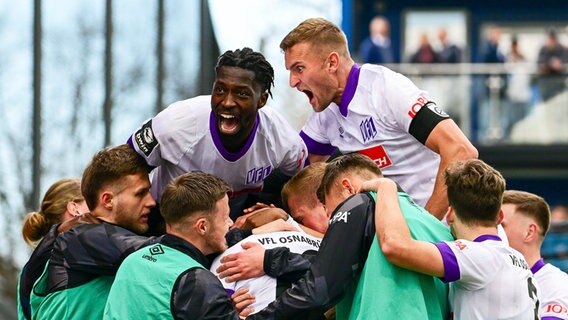 Osnabrücks Spieler bejubeln einen Treffer. © IMAGO / Eibner 