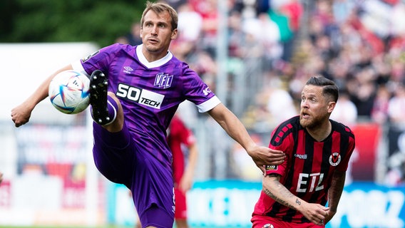 Osnabrücks Robert Tesche (l.) und Kölns Mike Wunderlich kämpfen um den Ball. © IMAGO / Beautiful Sports 