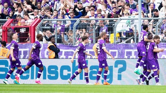 Osnabrücks Spieler bejubeln einen Treffer. © IMAGO / Beautiful Sports 