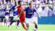 Erik Engelhardt vom VfL Osnabrück (r.) und Markus Schwabl von der SpVgg Unterhaching kämpfen um den Ball. © IMAGO / osnapix 