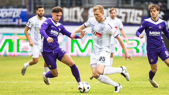 Osnabrücks Niklas Wiemann (l.) und Aues Omar Sarif Sijaric kämpfen um den Ball. © IMAGO / Jan Huebner 