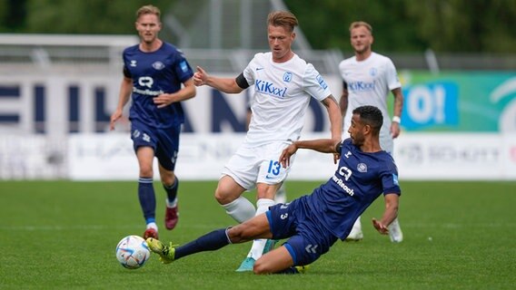 Oldenburgs Marcel Appiah (3) gegen Meppens Marvin Pourie (13) © Imago Images 