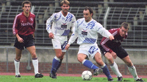Oldenburgs Radek Drulak (2.v.r.) lässt Hannovers Michael Schjönberg (r.) aussteigen. Oldenburgs Radek Drulak (2.v.r.) lässt Hannovers Michael Schjönberg (r.) aussteigen. © IMAGO /Rust