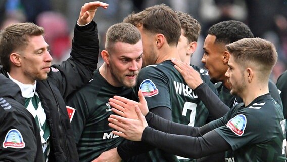Stürmer Marvin Ducksch jubelt mit seinen Teamkollegen von Werder Bremen © picture alliance/dpa Foto: Torsten Silz