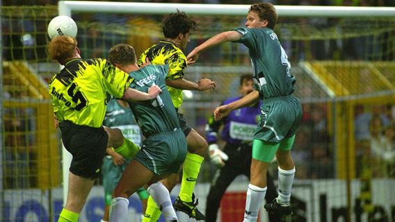 Szene aus dem Bundesligaspiel zwischen Borussia Dortmund und Dynamo Dresden. © picture alliance / Frank-Peter Tschauner 
