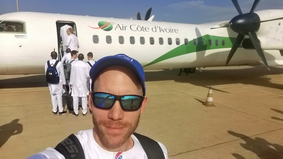 Robert Echelmeyer auf dem Flughafen in Gambias Hauptstadt Banjul kurz vor dem Einstieg in die Propellermaschine. Robert Echelmeyer auf dem Flughafen in Gambias Hauptstadt Banjul kurz vor dem Einstieg in die Propellermaschine. © NDR