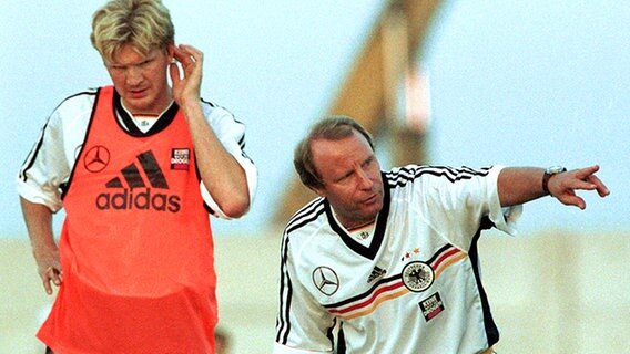 Bundestrainer Berti Vogts (r.) instruiert 1998 Stefan Effenberg. Nach vierjähriger Pause kehrt der Bayern-Spieler wieder in den Kreis der Nationalmannschaft zurück. © dpa 
