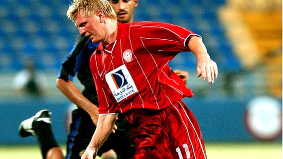 Der deutsche Mittelfeldspieler Stefan Effenberg (vorn) am Ball am 10.10.2003 in Doha für seinen Klub Al Arabi, der in Qatar ein Fußball-Meisterschaftsspiel gegen den Klub Al Sayliyya bestreitet. © picture-alliance / dpa 