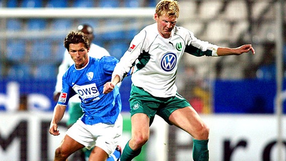 Stefan Effenberg (r.) im Trikot des VfL Wolfsburg © picture-alliance / Pressefoto ULMER 