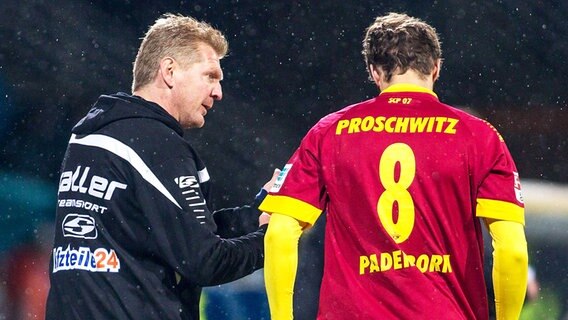 Paderborns Coach Stefan Effenberg (l.) mit Angreifer Nick Proschwitz © imago/Eibner 