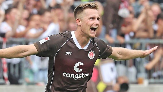 Jubel bei Johannes Eggestein vom Fußball-Zweitligisten FC St. Pauli © IMAGO / Susanne Hübner 