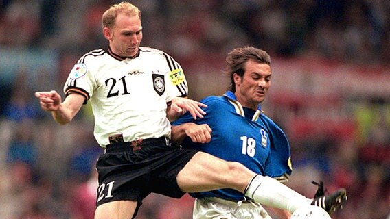 Dieter Eilts (l.) bei der Europameisterschaft 1996 im Zweikampf mit dem Italiener Pierluigi Casiraghi © picture-alliance / dpa 