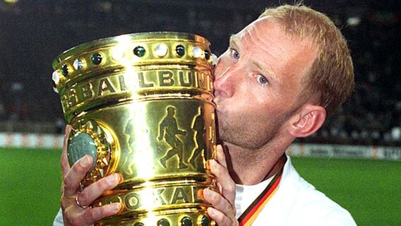 Werder-Profi Dieter Eilts nach dem Gewinn des DFB-Pokals 1999 © picture-alliance / dpa 