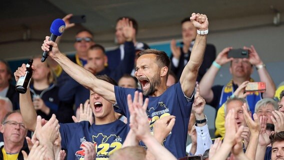 Michael Schiele bei der Braunschweiger Aufstiegsfeier © IMAGO / Hübner 