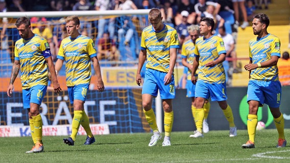 Frust bei den Spielern von Eintracht Braunschweig © IMAGO / regios24 