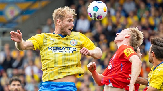 Braunschweigs Sebastian Griesbeck (l.) im Kopfballduell mit Kiels Colin Kleine-Bekel © picture alliance / dpa Foto: Michael Matthey