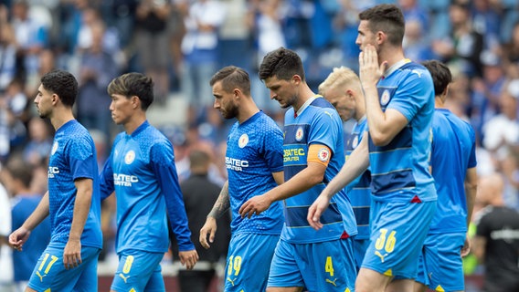 Die Braunschweiger Spieler mit gesenkten Köpfen © picture alliance / dpa 