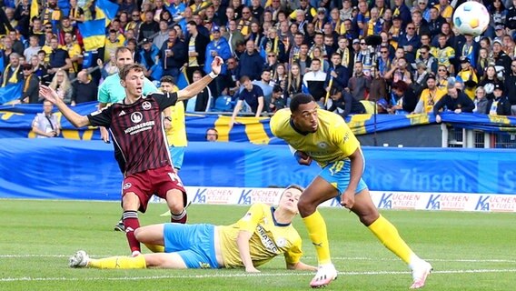 Spielszene Eintracht Braunschweig - 1. FC Nürnberg © IMAGO/Zink 