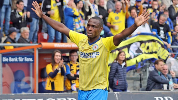 Jubel bei Eintracht Braunschweigs Anthony Ujah © IMAGO / regios24 