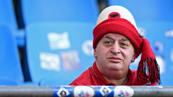 Ein albanischer Fußball-Fan im Stadion des HSV bei der EM © Witters 