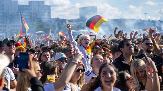 Deutsche Fußballfans in Hamburg © Witters 