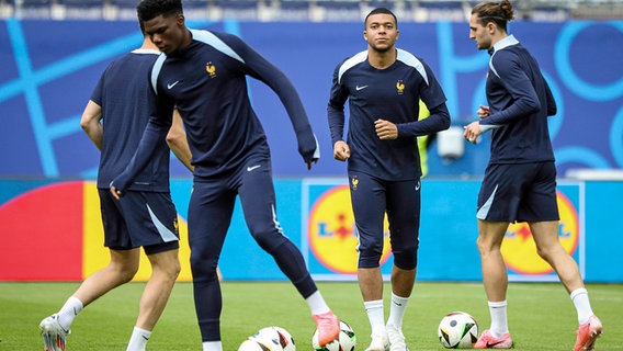 Frankreichs Spieler um Kylian Mbappé (M.) im Volksparkstadion © IMAGO / PanoramiC 