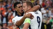 Jude Bellingham (l.) und Harry Kane jubeln. © IMAGO / HMB-Media 