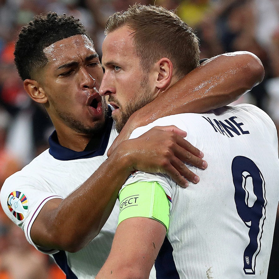 Jude Bellingham (l.) und Harry Kane jubeln. © IMAGO / HMB-Media 
