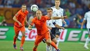 Arjen Robben (l.) im Zweikampf mit Philipp Lahm © dpa - Bildfunk Foto: Marcus Brandt