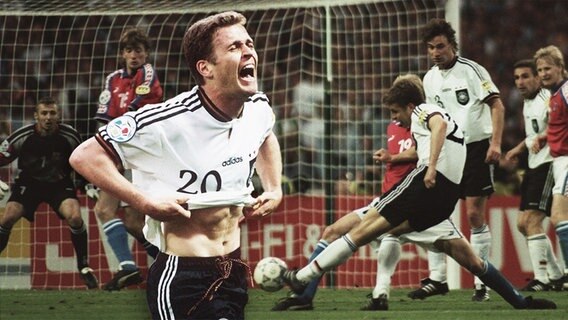 Oliver Bierhoff jubelt, im Hintergrund Szenen eines EM-Spiels © Imago Images 
