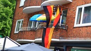Deutschland-Fahnen hängen während der EM vor einem Haus in Hamburg © IMAGO / Hanno Bode 