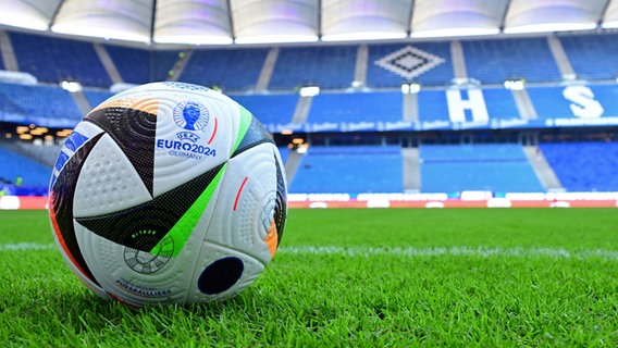 Der EM-Ball im Volksparkstadion des HSV © Witters 