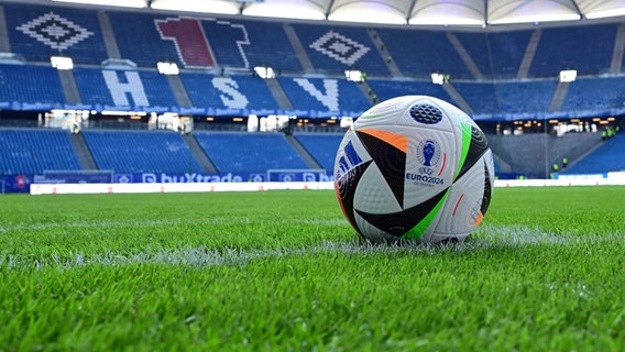 Le ballon du Championnat d'Europe au HSV Volksparkstadion © Witters 