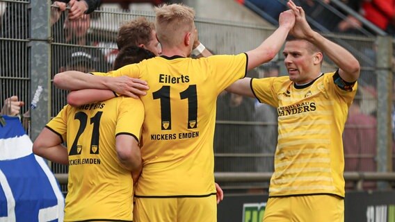 Jubel bei den Fußballern von Kickers Emden © IMAGO/foto2press Foto: Oliver Baumgart