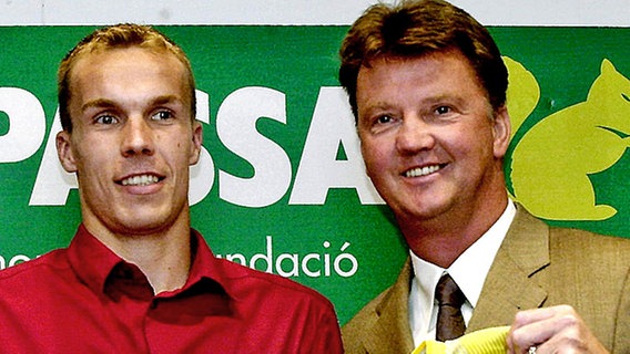 Robert Enke (l.) und Barcelonas Trainer Louis van Gaal © picture-alliance 