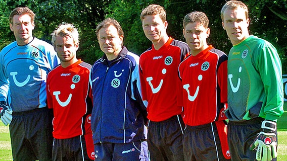 Keeper Robert Enke (r.) bei der Vorstellung der Neuzugänge von Hannover 96 © picture-alliance 