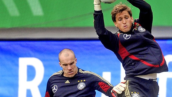 Die deutschen Nationaltorhüter Robert Enke (l.) und Rene Adler beim Training © picture-alliance 