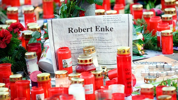 Kerzen stehen im Gedenken an Robert Enke vor der Arena in Hannover. © AP 